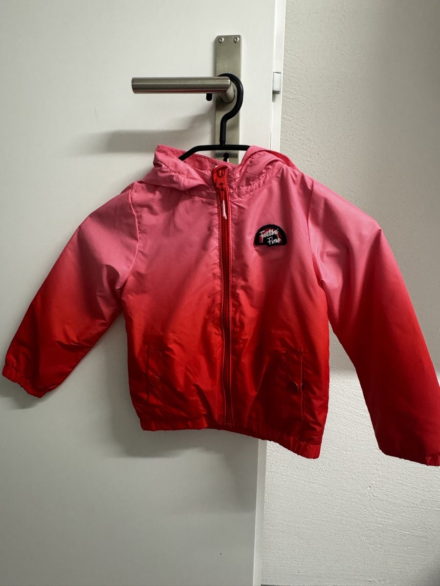 Giacche & Cappotti: WE Jacke, Mädchen, 98-104, rot-rosa – Nuovo (secondo la descrizione) da Wilen b. Wil venduto da carpediem25