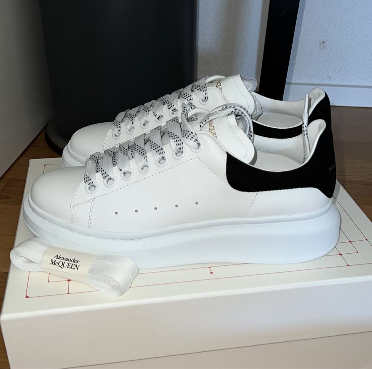 Alexander Mcqueen Scarpe da donna: Alexander McQueen oversized low-top sneakers – Nuovo e nell'imballaggio originale da Spreitenbach venduto da mit_2w9p