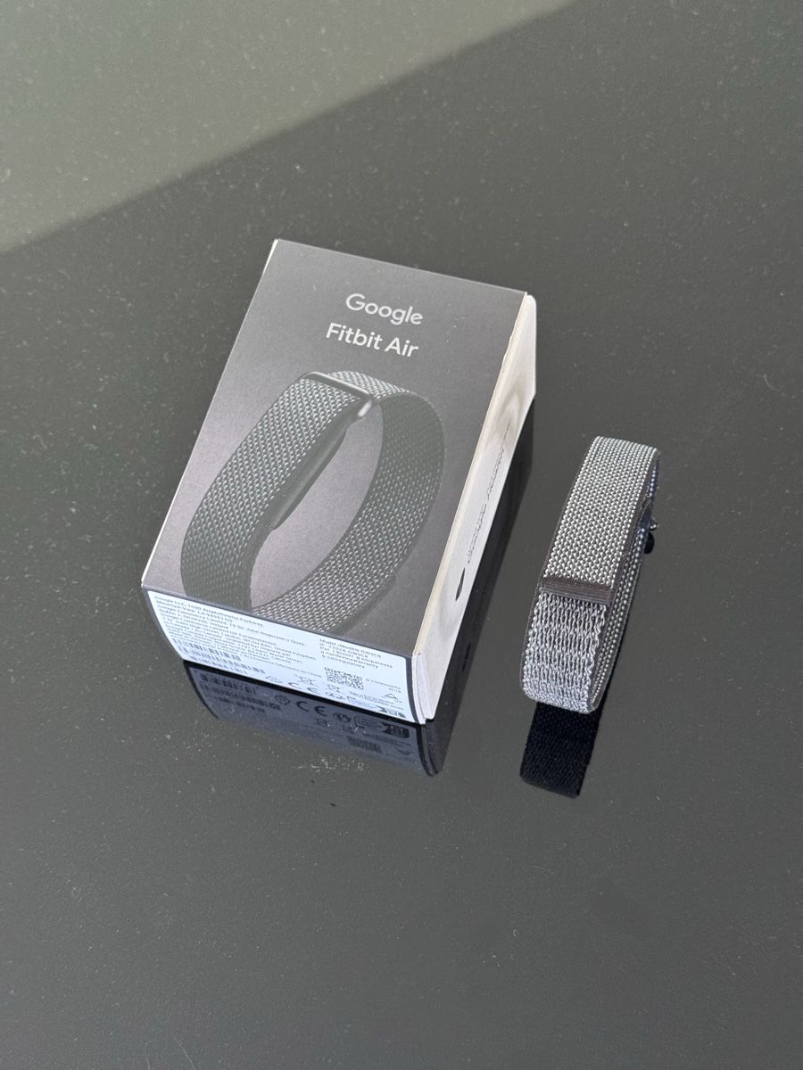 Google Bracciali & Braccialetti: Original Fitbit Air Band (ohne Sensor) – Nuovo (secondo la descrizione) da Wolfhausen venduto da Donatius777