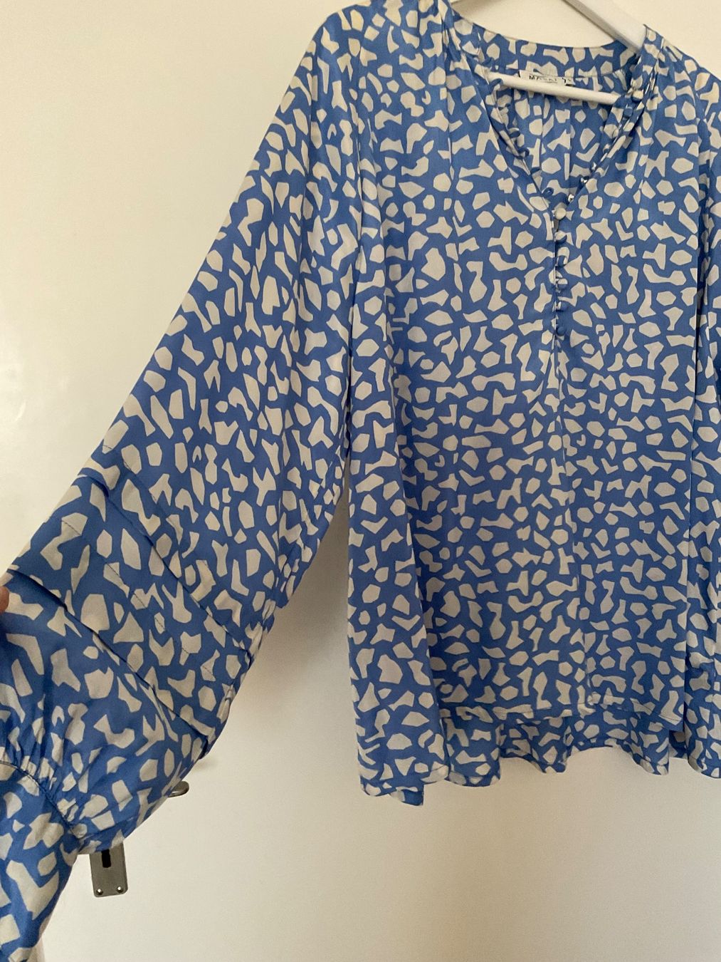 Chemisiers: MASAI oversize Bluse Gr L weiss/hellblau – D'occasion à Urdorf par alda02 1