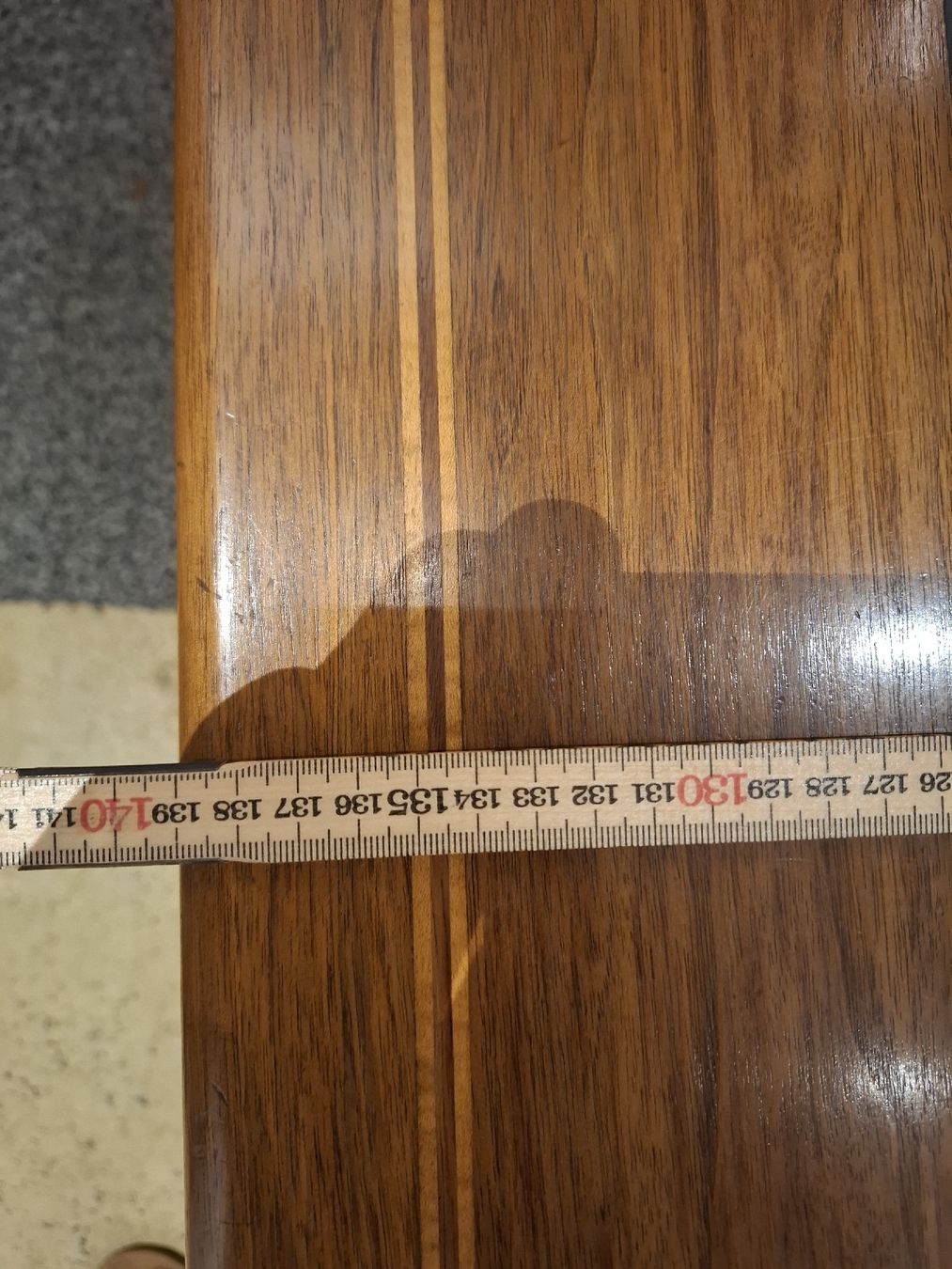 Tische: Holztisch, Wohnzimmertisch mit Ablage. – Gebraucht aus Stäfa von UH82 4