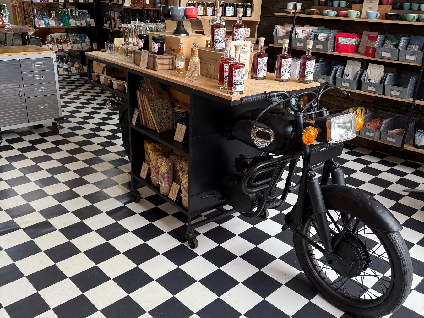 Tavoli: Motorrad Bar | Präsentationstisch – Usato da Rorschacherberg venduto da LatteArt