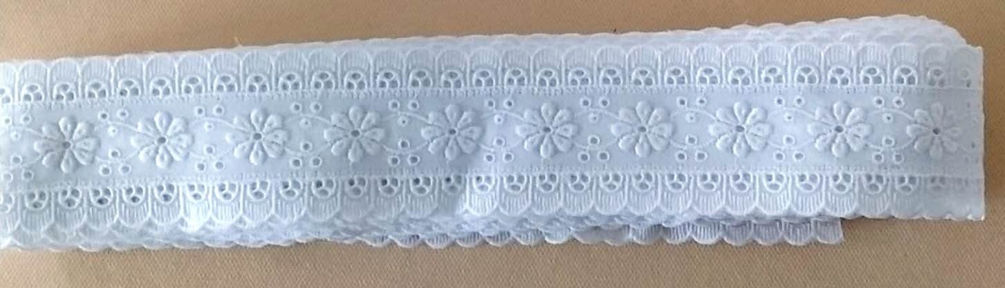 Stoffe: Tüllspitze mit Blumen, weiss - 13.8 Meter - – Neu und originalverpackt aus Zürich von -italo-