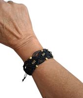 Handgemachtes Makramee Armband, schwarz mit Goldperlen