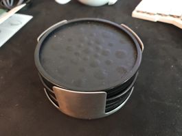 Sous-verres ronds noirs avec support métallique 12 pièces