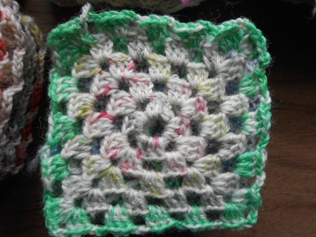 Lana: 70 x Granny Square Häkelplätzli Eiscreme – Usato da Flühli LU venduto da primula-47 1