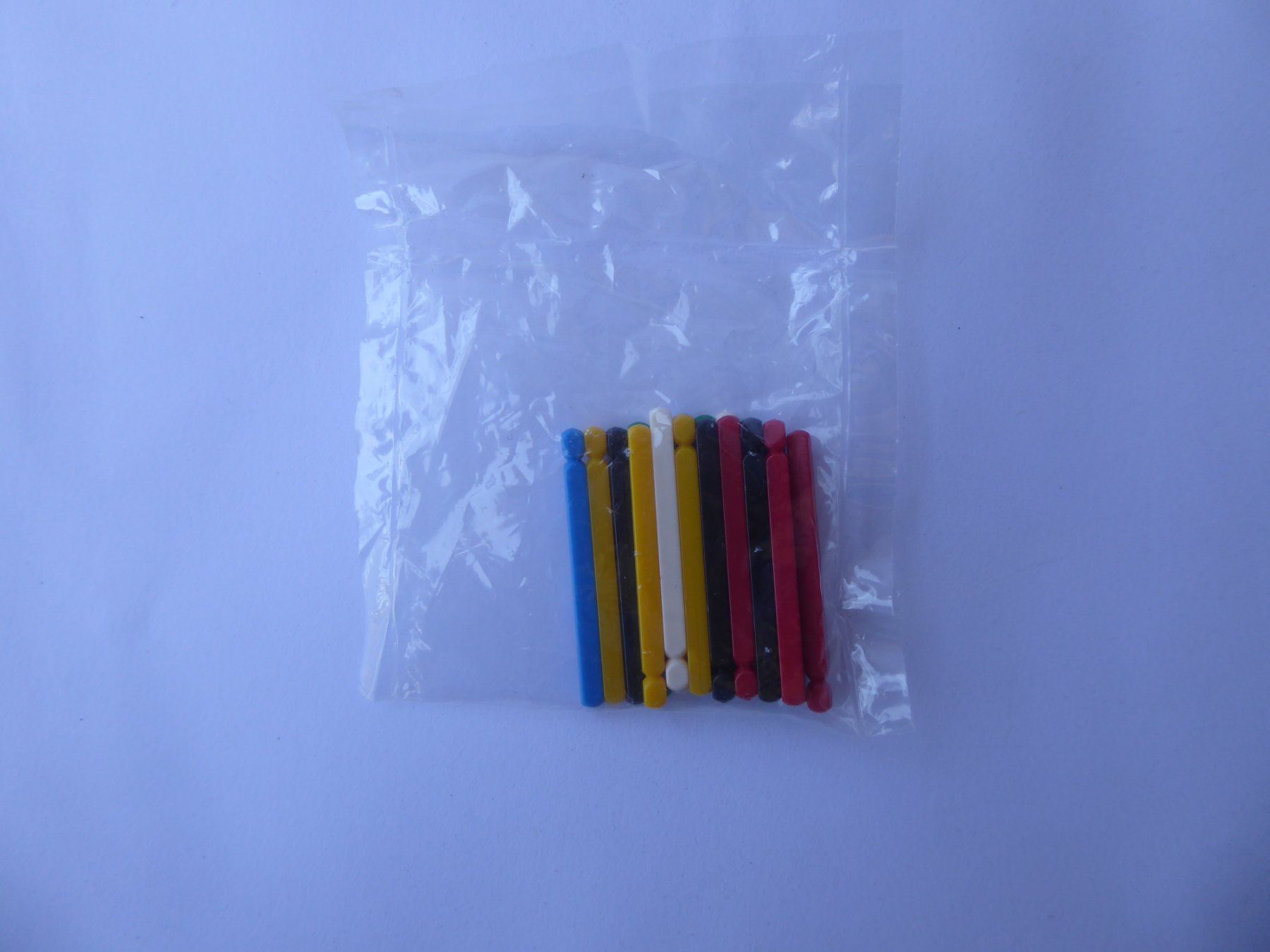 Giochi: 18 farbige Steck Stäbe Kunststoff, 43mm, neu – Nuovo e nell'imballaggio originale da Turbenthal venduto da TopToys