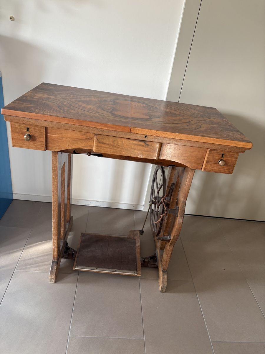 Tables: Antique sewing machine table wood unique tabletop – D'occasion à Zürich par BKana