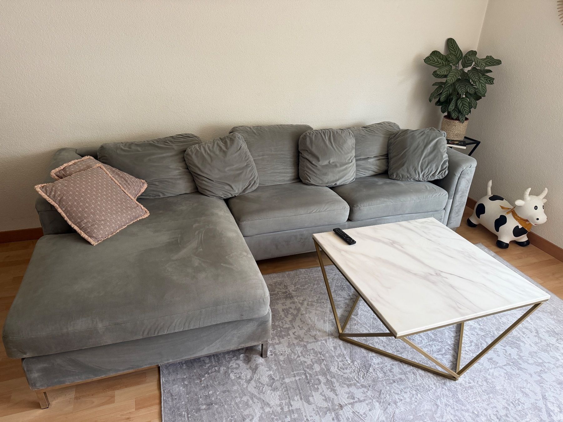 Beliani Sofas: Ecksofa BELIANI grau Samt guter Zustand L-Form – D'occasion à Dübendorf par saj_cwd2