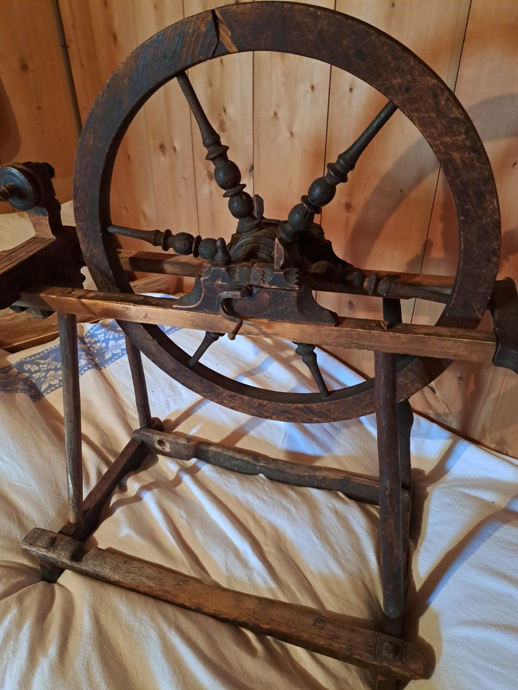 Ruote per filare: Spezielles Spinnrad uralt – Usato da Weinfelden venduto da Thurgau7 1
