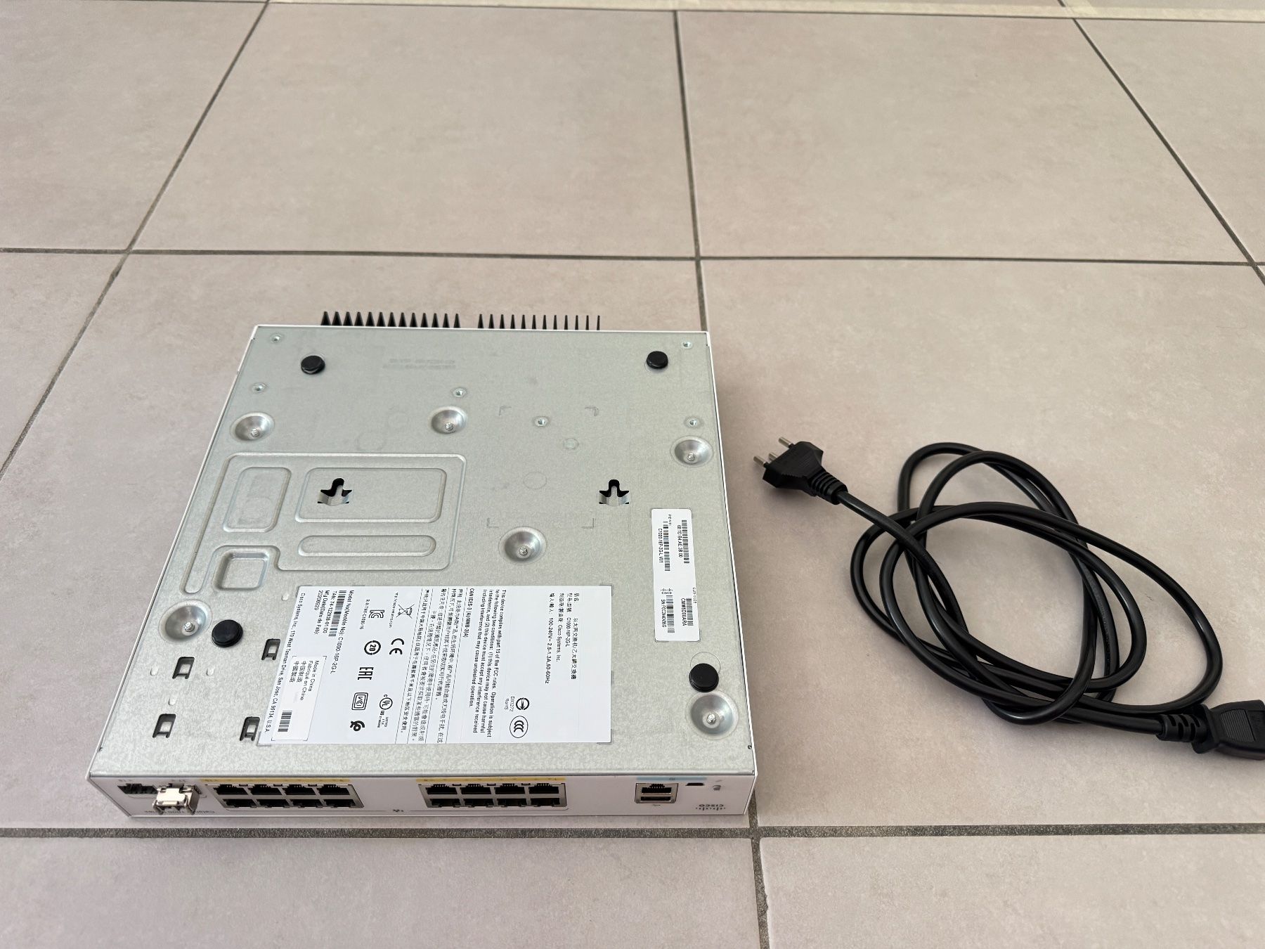 Cisco Hub & Switch: Cisco Catalyst C1000-16P-2G-L Switch professionnel PoE+ – Usato da Geneve venduto da iBest 5