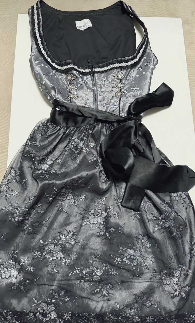 Vestiti: schönes Marjo Dirndl Gr. 44 schwarz, grau, silber – Usato da Niederbipp venduto da kevintifu20 2