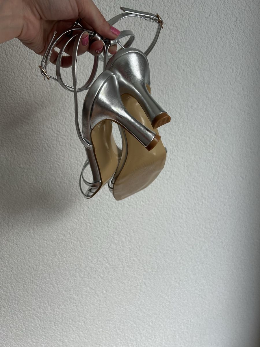 Scarpe da donna: Damenschuhe Sandalen silber Grösse 38 – Usato da Chur venduto da faja7000 1