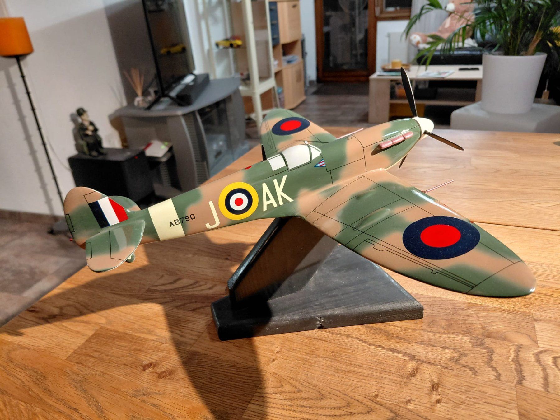 Kit di modellismo & Modellini statici: Spitfire Holzmodell mit Sockel Hand gemacht – Usato da Derendingen venduto da Nellino01 1