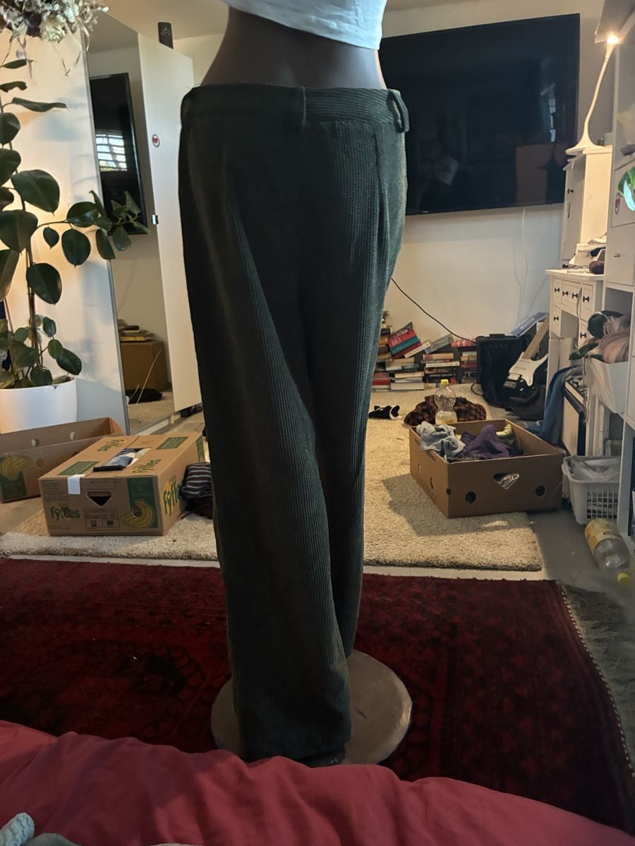 Pantaloni: Dunkelgrüne weite Hose – Usato da Ueberstorf venduto da nai_9z9s 1