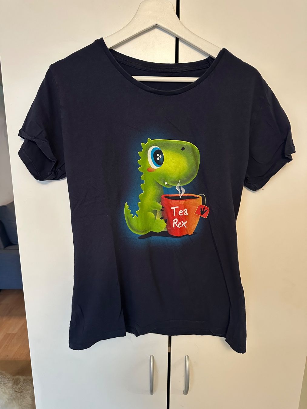 T-Shirts: Dunkelblaues T-Shirt mit Dino "Tea Rex" Motiv – Neu (gemäss Beschreibung) aus Schaan von Hermine2018