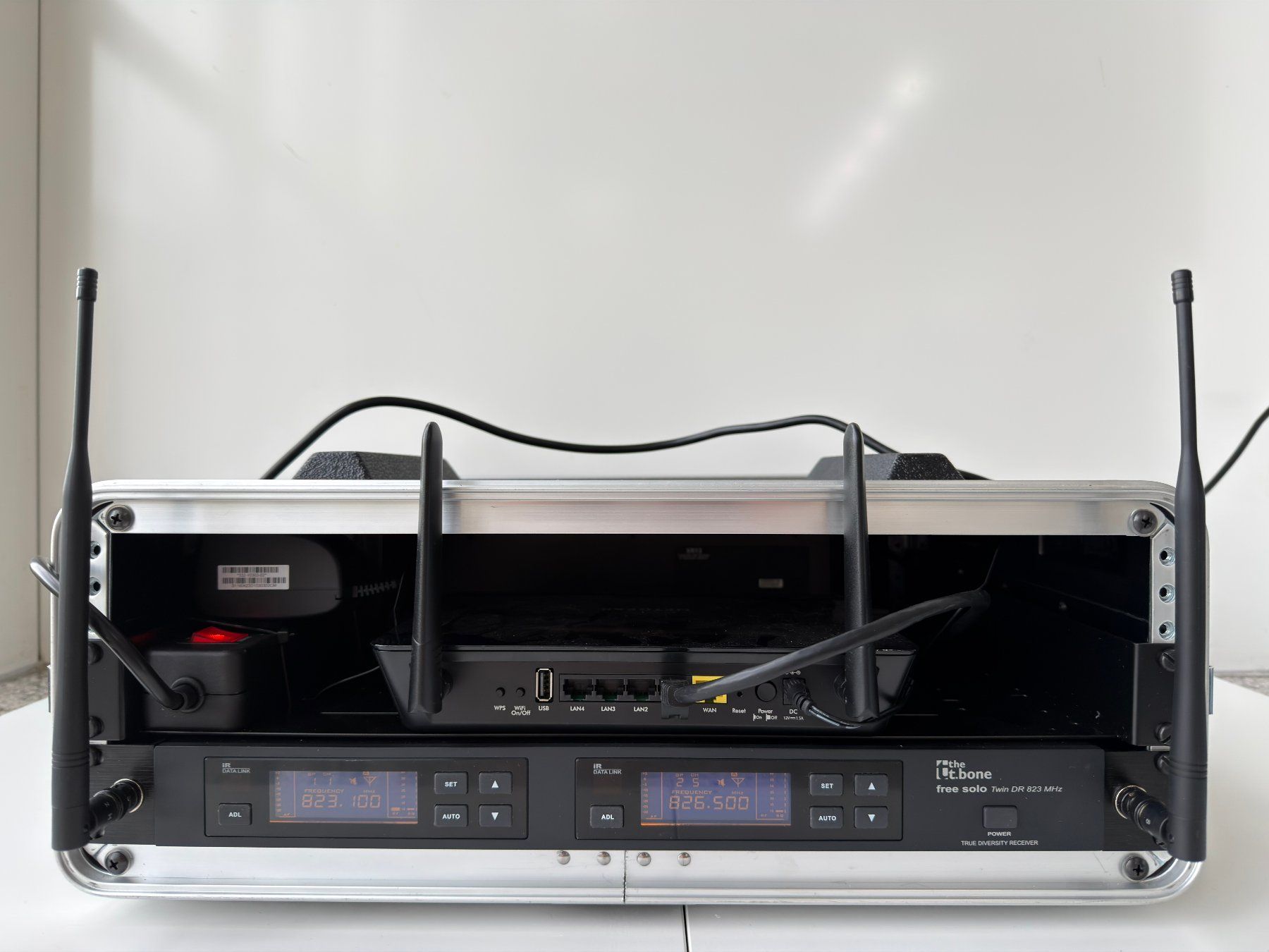 Behringer Console di mixaggio: Mischpult Rackkoffer 19" mit Einbauten – Usato da Niederscherli venduto da ibu_g5ld 2