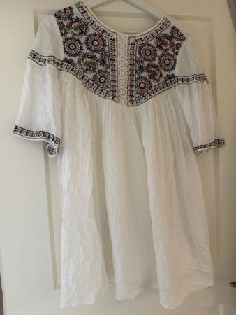 ZARA Sommerkleid mit Stickerei, Grösse S, Top!