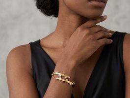 Bracelet jonc élégant doré avec feuilles ornées de zircons