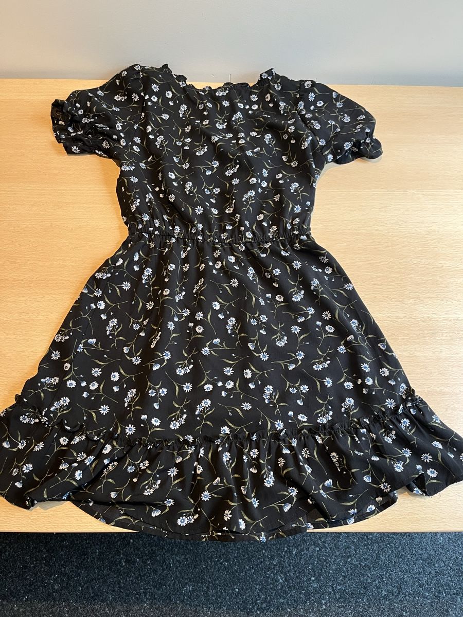 H&M Kleider & Röcke: Robe Divided taille 36 – Gebraucht aus Romont FR von cat_j6ww 1