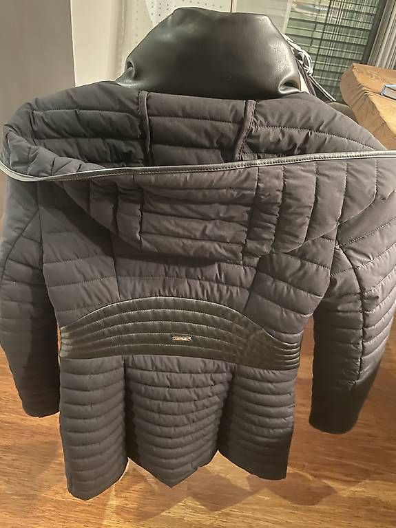 Giacche: Guess Jacke Dame gr 36 – Usato da Villmergen venduto da Sabsi92 2