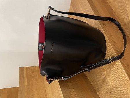 Handtasche inkl. Schulterriemen und Necessaire