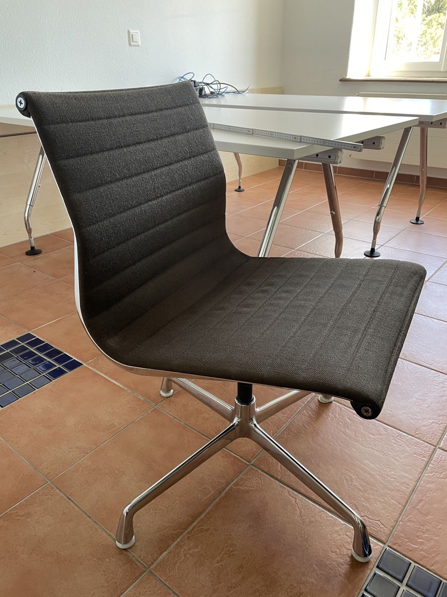 Vitra Stühle: Vitra EA 108 Lounge Stuhl, HopSak Stoffbezug – Gebraucht aus Gelterkinden von highfligh