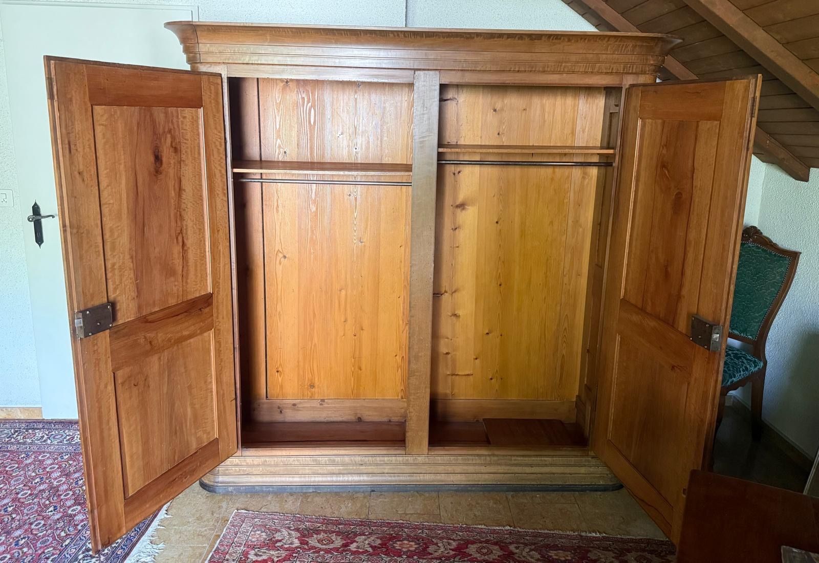 Schränke: Antiker Schrank Louis XVI Stil – Gebraucht aus Zürich von  1
