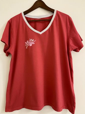 T-Shirt Gr. XL mit V-Ausschnitt in 100% Baumwolle