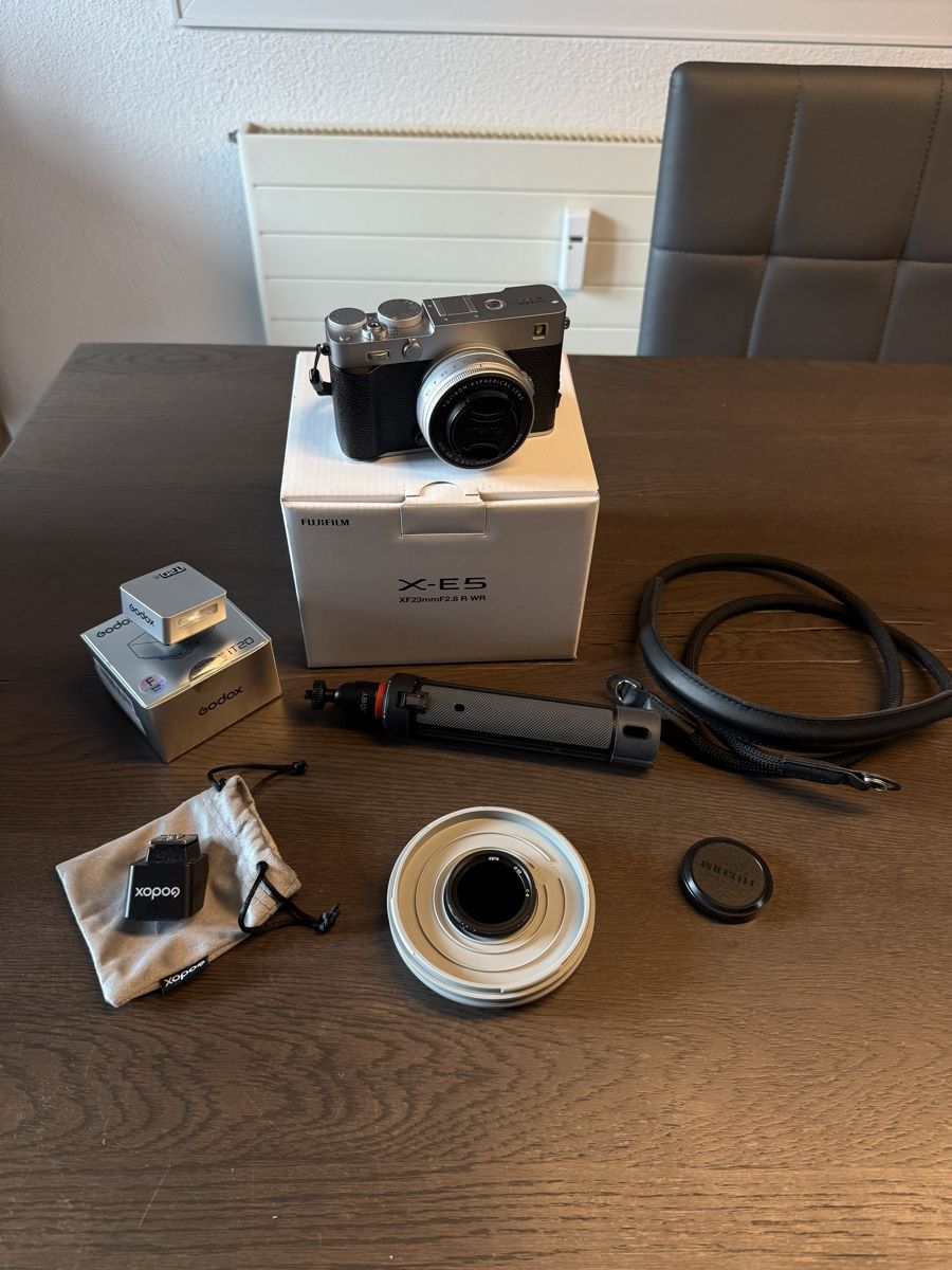 Fujifilm Fotocamera: FUJIFILM XE5 KIT MIT ZUBEHÖR – Nuovo (secondo la descrizione) da Andelfingen venduto da CauroMorbo