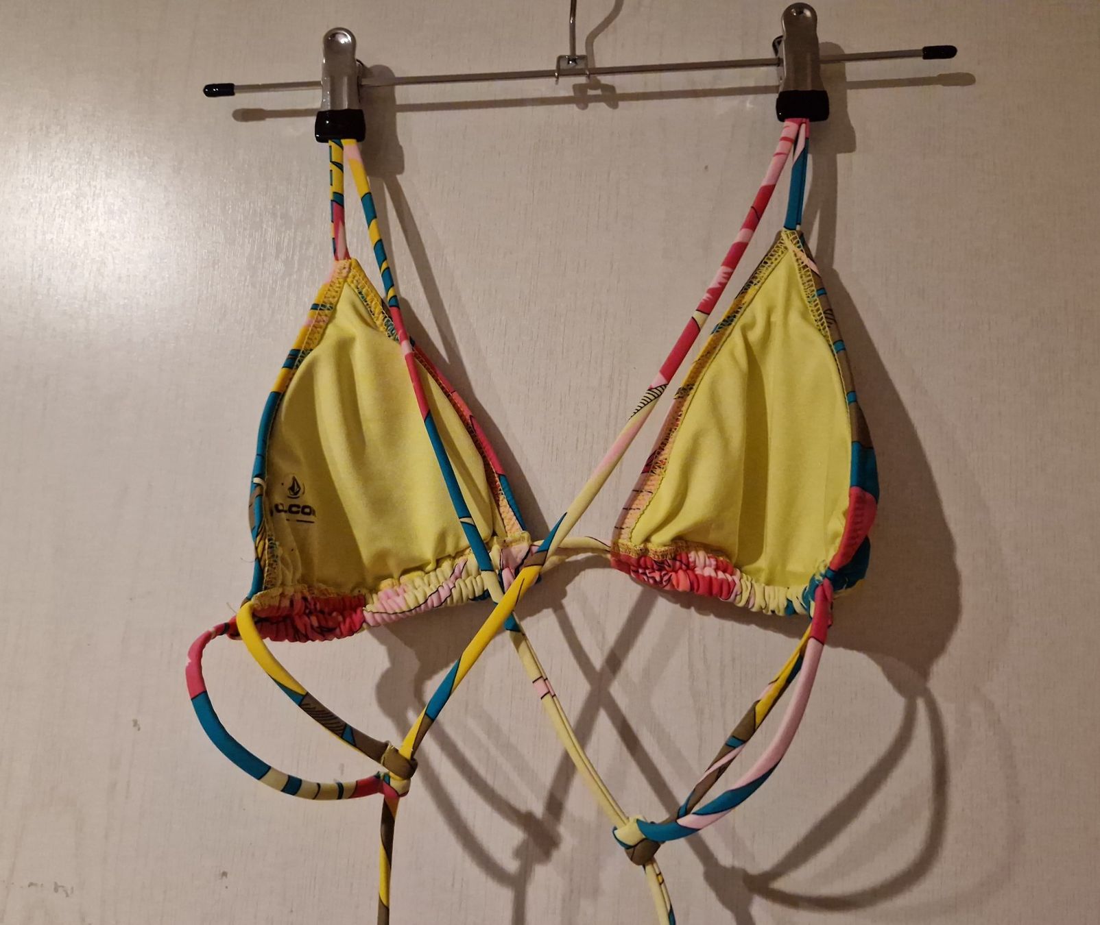 Volcom Costumi da bagno & Bikini: Bikinitop von Volcom (Grösse M) – Usato da Zürich venduto da wile_coyote 1
