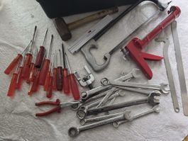 Werkzeugkasten mit Werkzeug & Schraubenziehern - vielseitige