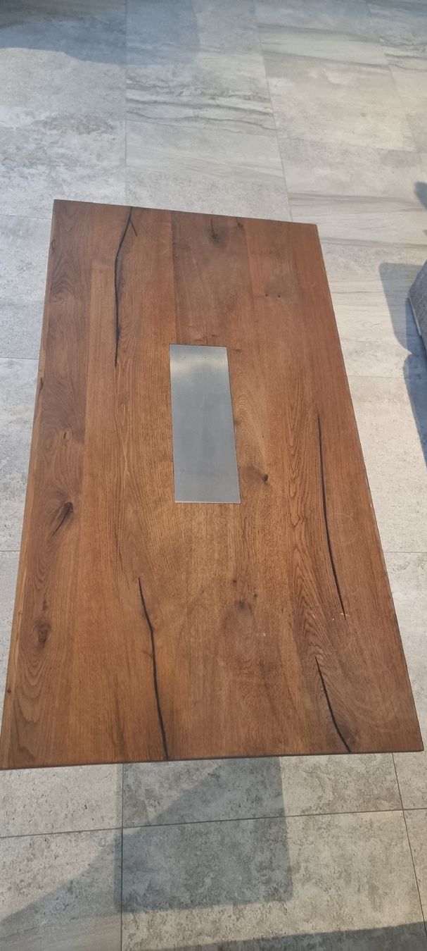 Tavoli: Couchtisch Massivholz Eiche mit Metall-Inlay – Usato da Seon venduto da Stibinio 1