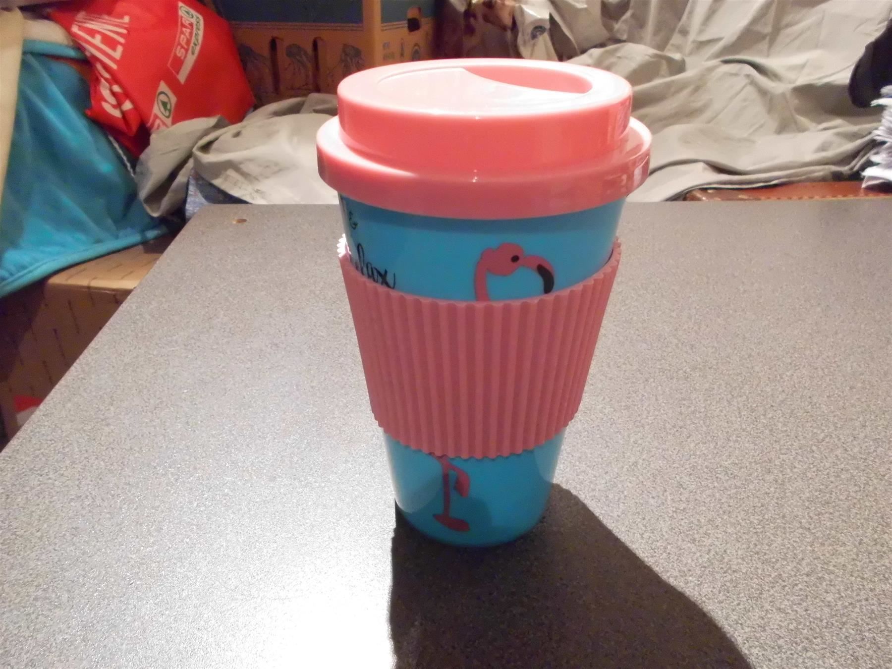 Tassen: Kaffeebecher blau/rosa Flamingo – Gebraucht aus Zürich von abraxas1291