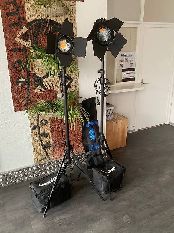 Lampade: Professioneller LED Scheinwerfer Set + Stativ & Tragetaschen – Usato da Wettingen venduto da Ltorro