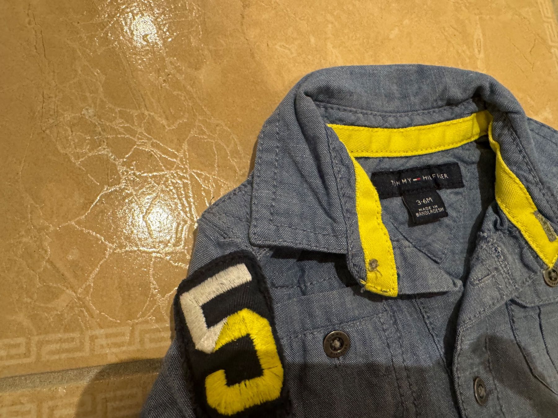 Tommy Hilfiger Camicie, T-shirt & Polo: Tommy Hilfiger NWT süsses Hemd,3-6Mt 62-68 – Nuovo (secondo la descrizione) da Klingnau venduto da Markus14 3