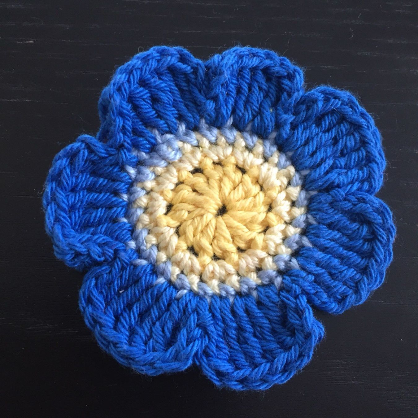 Toppe: 2 St. Blumen blau-gelb gehäkelt 7 cm – Nuovo e nell'imballaggio originale da Emmenbrücke venduto da swissmade-miracles 2