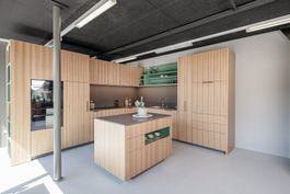Küche Ausstellungsmodell Ulme Furniert