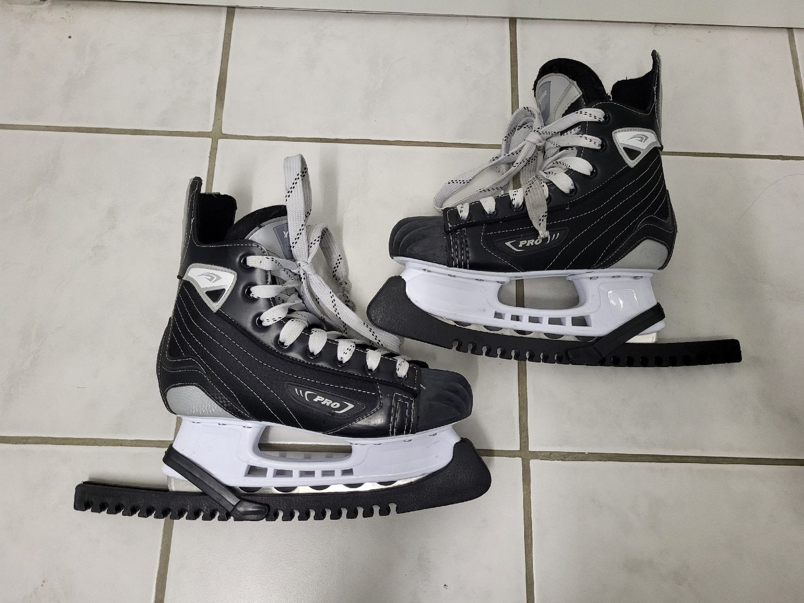 Pattini da ghiaccio: Eishockeyschuhe mit Schoner – Usato da Horgen venduto da Catch22 2