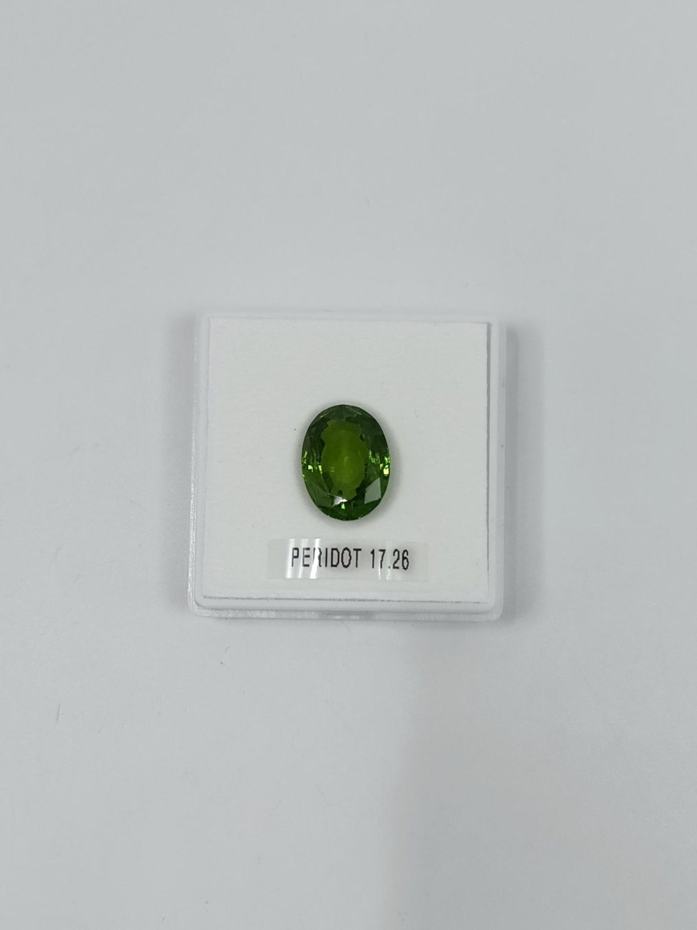 Pietre preziose: 1 GRÜNER PERIDOT, 17.26 CT. – Usato da Luzern venduto da EdiGem