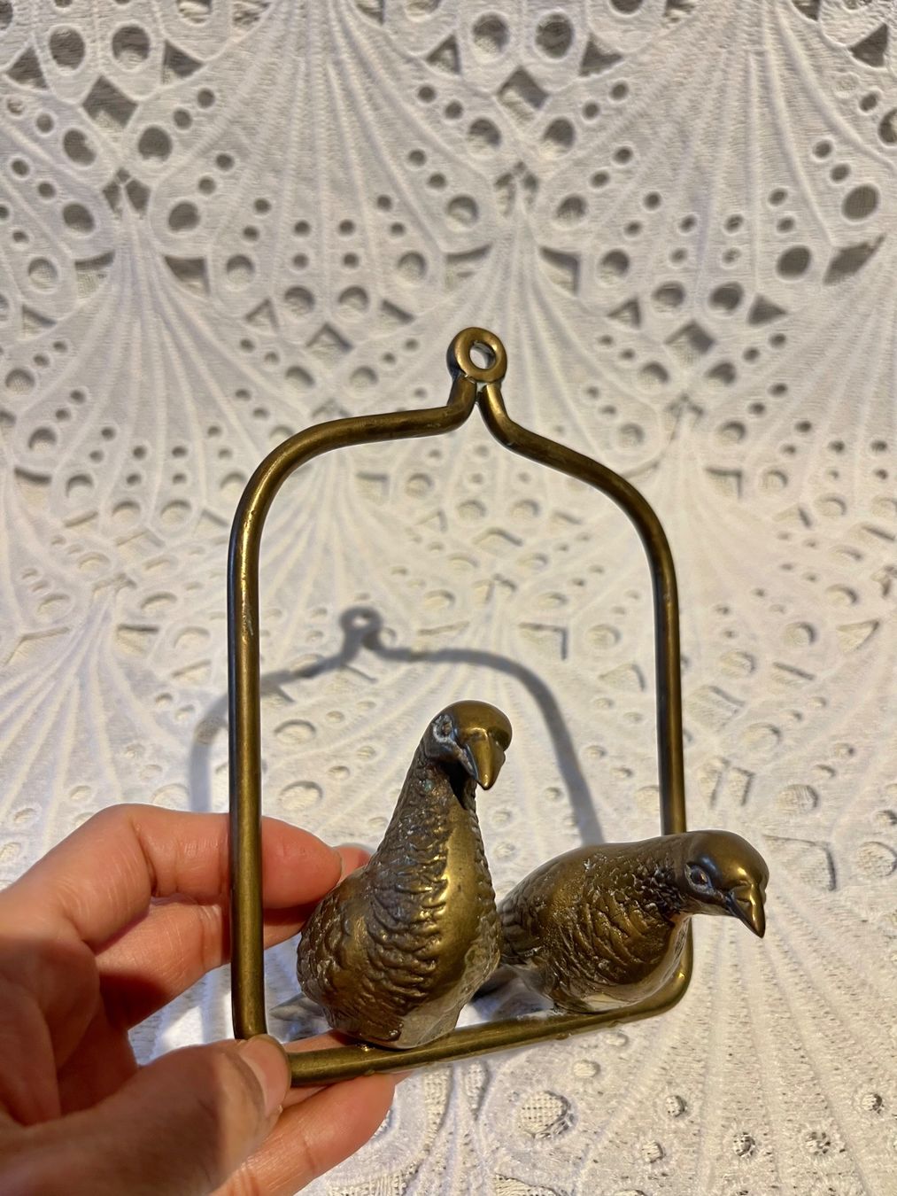 Statuette: Zwei Messing Vögel sitzen auf einer Schaukel – Usato da Frenkendorf venduto da Only1 2