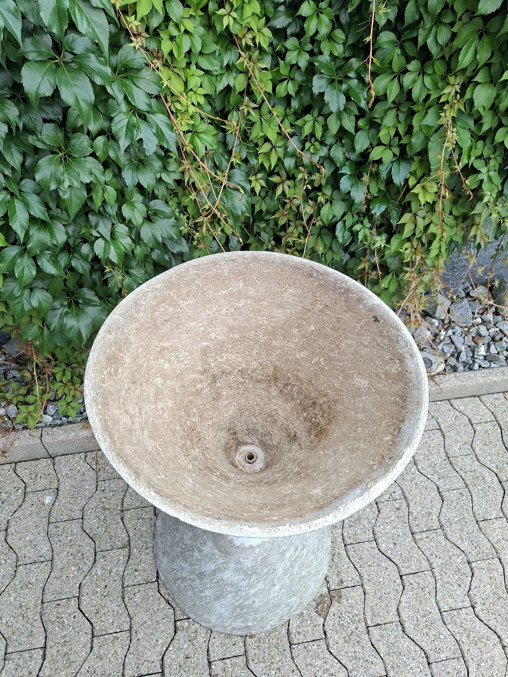 Eternit Vasi per fiori: Willy Guhl Eternitt Blumenspindel  – Usato da Ganterschwil venduto da HeidiuPeter 2