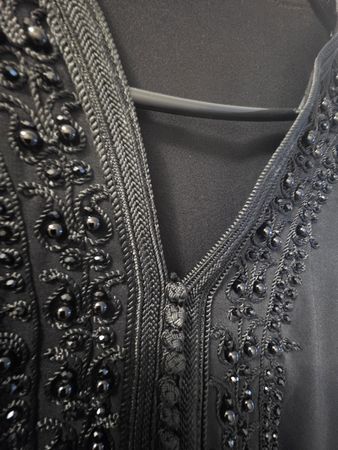 Caftan noir élégant, broderie délicate
