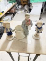 Vase mit Pierrot-Figur aus polychromem Porzellan. Deutschlan