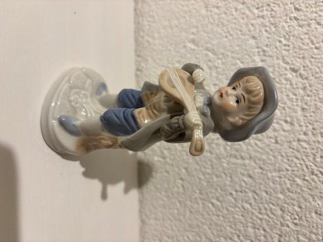 Statuette: Porzellanjunge mit Instrument – Usato da Bülach venduto da Gluecksgriff 1
