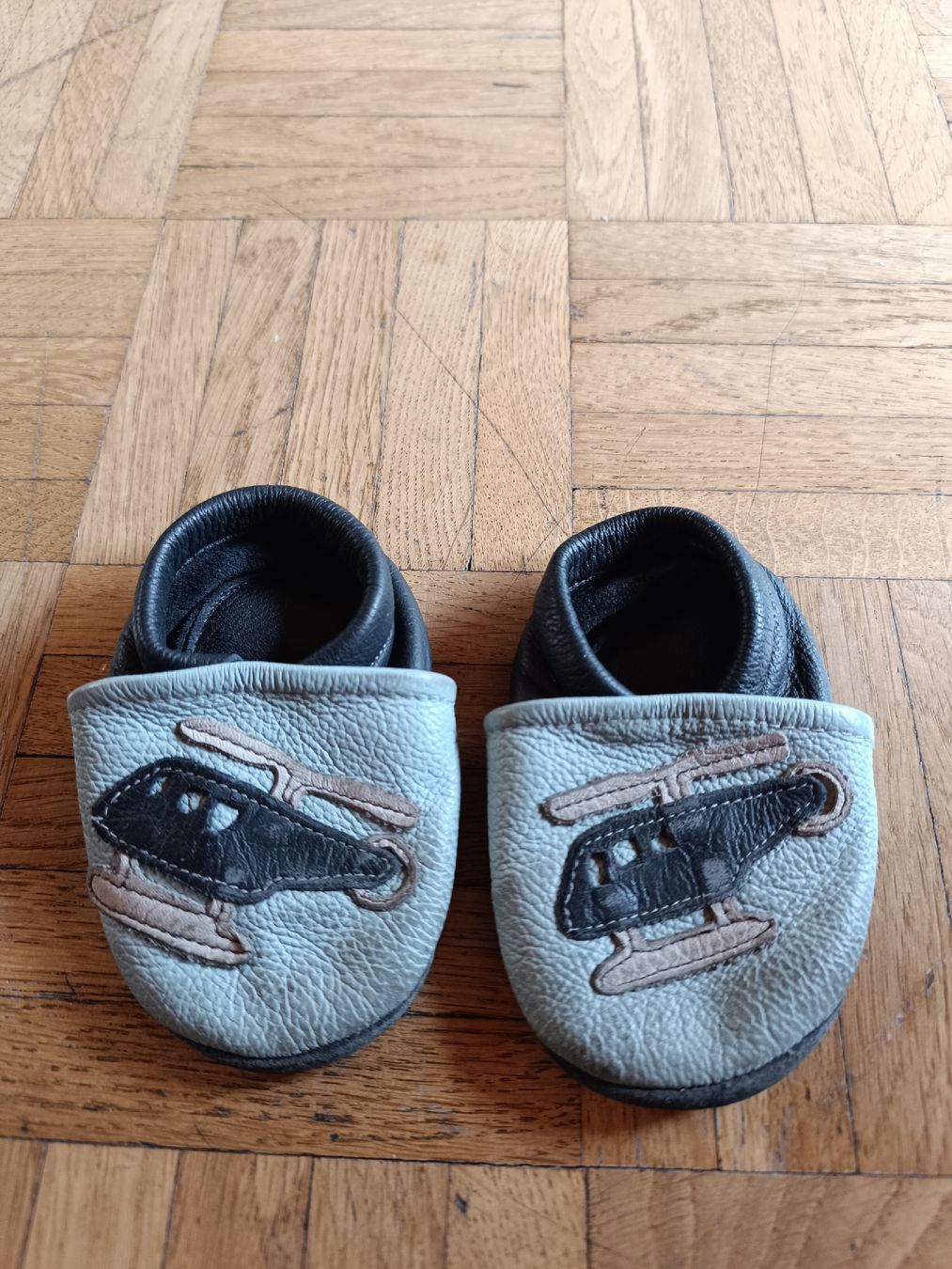 Scarpe per ragazzi: Lederschläppchen Turnschläppchen Gr. 18 Hubschrauber  – Usato da Malans GR venduto da maassl