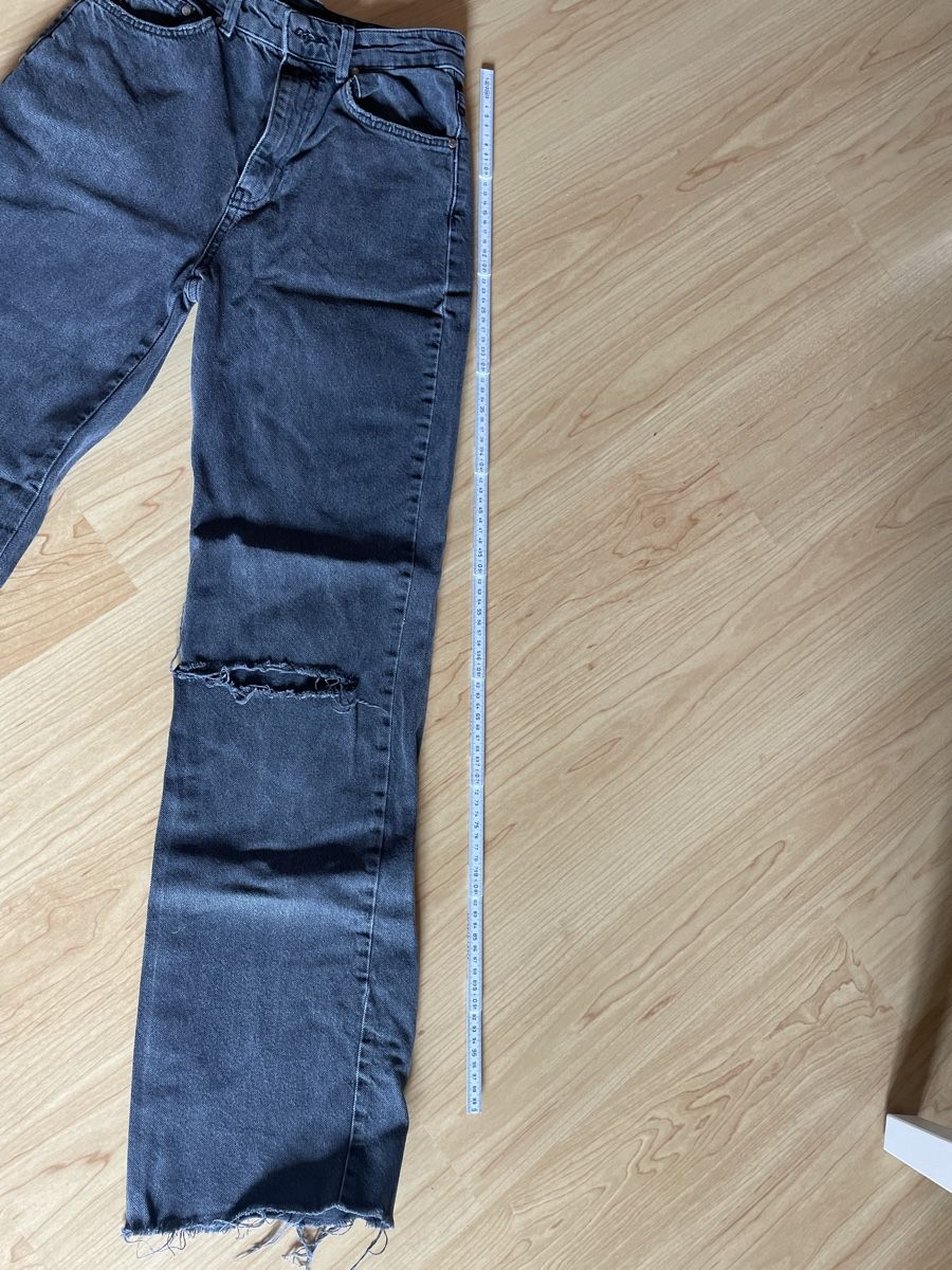 Stradivarius Jeans: Jeans von Stradivarius, Gr. 36, grau/schwarz, mit Löchern – Gebraucht aus Malix von fred_59 2
