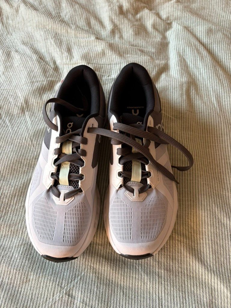 On Herrenschuhe: ON Cloudrunner Laufschuhe Grau Grösse EU 43 – Neu (gemäss Beschreibung) aus Zürich von henridv