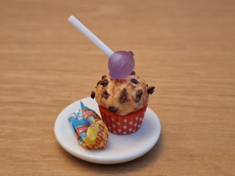 Case e mobili per bambole: Handmade Chupa Chups Muffin Teller – Nuovo (secondo la descrizione) da Zürich venduto da HandmadeTinyFood