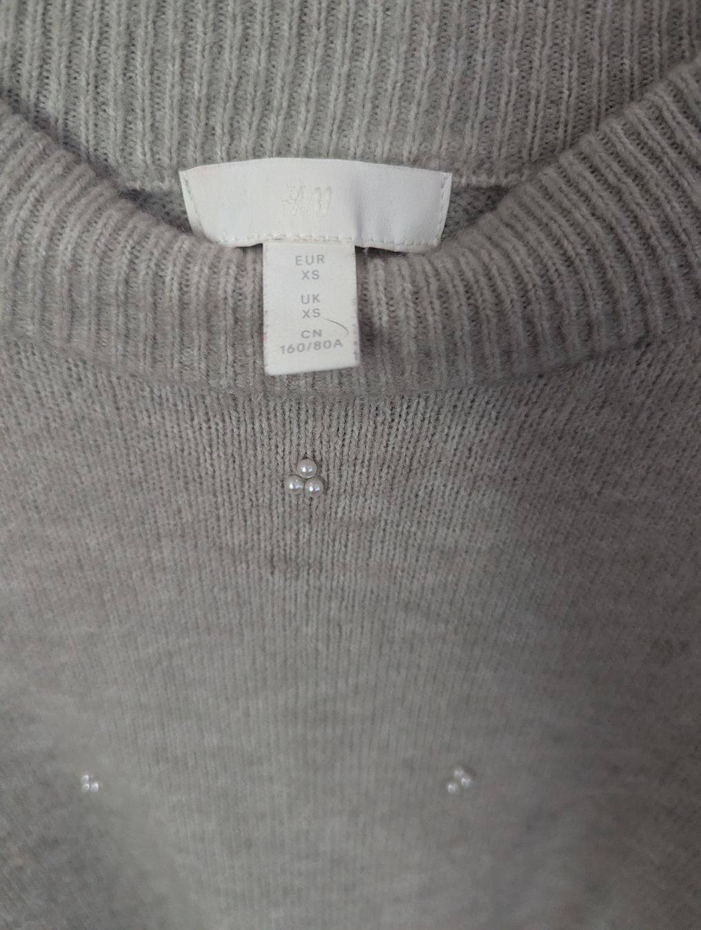 H&M Pullover & Sweatshirts: Cozy Grey Pearl Pullover H&M - Size XS – Gebraucht aus Schlieren von maseam 3